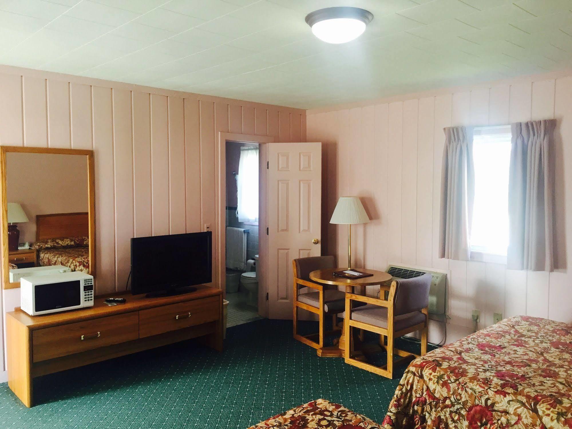 Rainbow Motel Mackinaw City Exterior photo