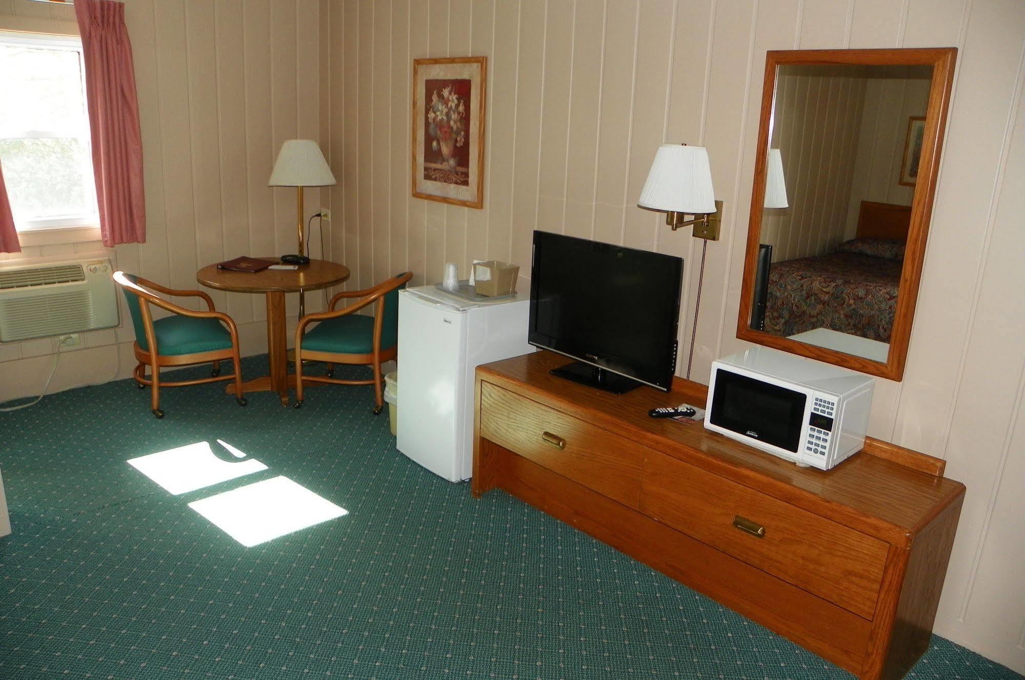 Rainbow Motel Mackinaw City Exterior photo